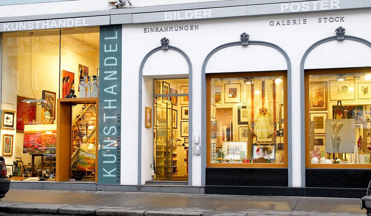 Auswahl an Bilder in verschiedenen Stilen in einem Fachgeschäft Auswahl an Bilder in verschiedenen Stilen in einem Fachgeschäft